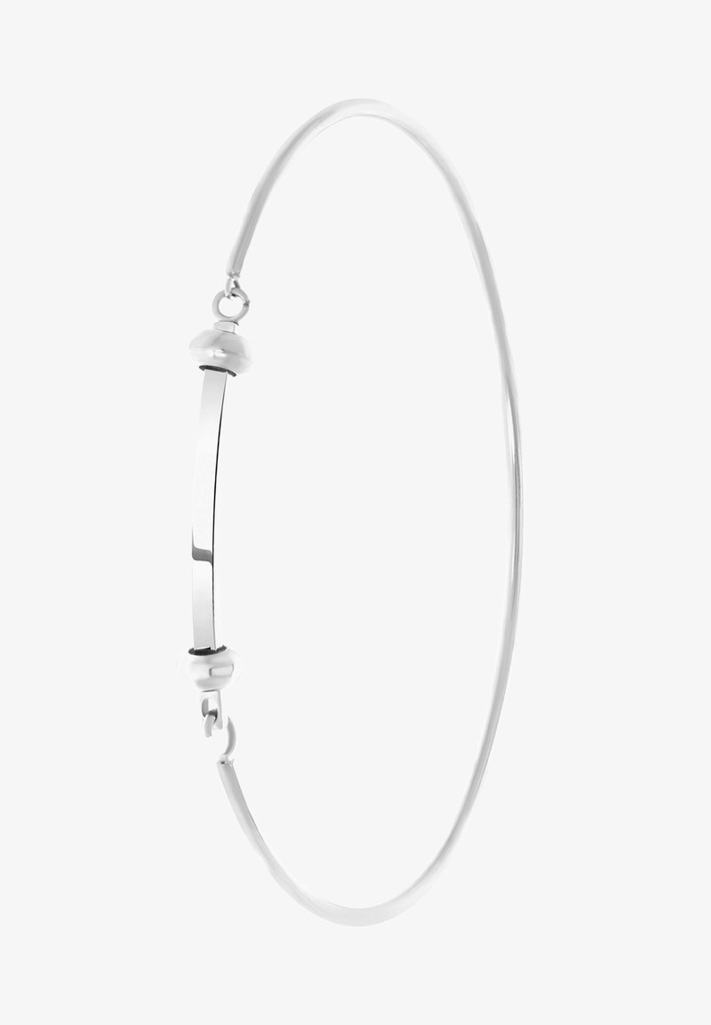 Zilveren ringoorbel met een gladde, glanzende afwerking, voorzien van een gebogen middenstuk en bolvormige accenten aan de uiteinden.