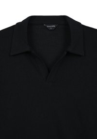 Polo nero con un tessuto testurizzato, dotato di colletto classico e un piccolo scollo a V. Etichetta del marchio "CALLIOPE" visibile all'interno.