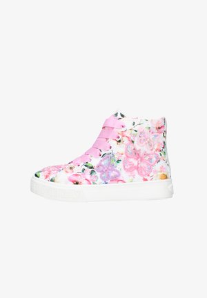 Sneaker alta con suola bianca, lacci larghi rosa, motivo floreale e disegni ricamati di farfalle rosa e viola.