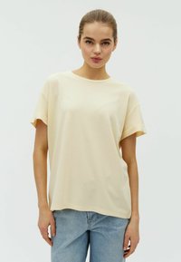 Neselectat, summer yellow