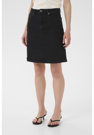 Zwarte denimrok met een rechte snit, voorzakken en een sluiting met knopen. Mid-lengte ontwerp met zichtbare stiksels langs de zoom.