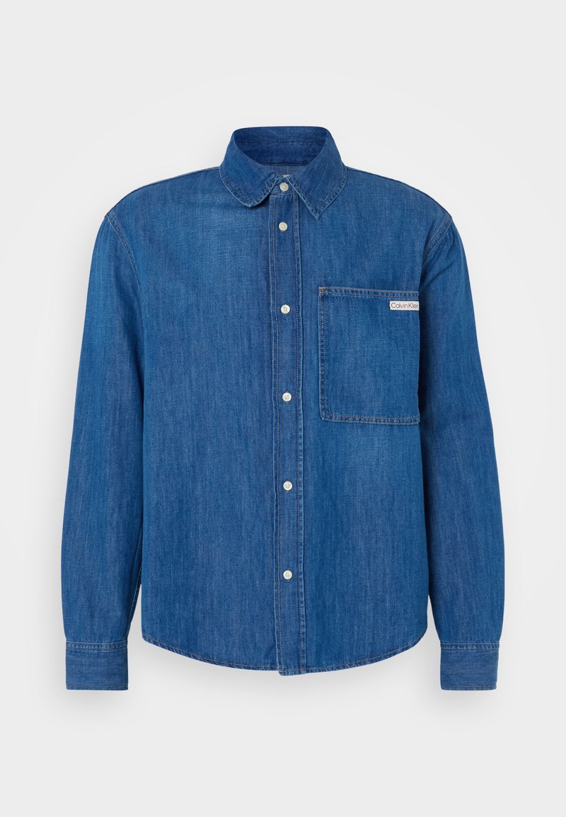 Blaue Jeanshemd mit Knopfleiste, spitzem Kragen, langen Ärmeln, Brusttasche und einem Logo-Anhängsel an der Tasche. Glattes, robustes Material.
