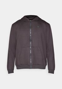 Temno siva zip-up hoodie iz mehkega materiala. Ima sprednji zadrgo, dva stranska žepa in nastavljivo kapuco. Preprost dizajn, brez okrasnih dejavnikov.