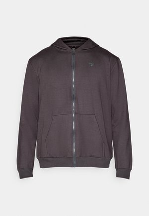 Σκούρο γκρι φούτερ με φερμουάρ, φτιαγμένο από μαλακό ύφασμα. Διαθέτει μπροστινό φερμουάρ, δύο πλευρικές τσέπες και κουκούλα με κορδόνι. Απλή σχεδίαση, χωρίς στολίδια.