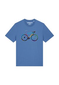 Blauwe t-shirt met korte mouwen, versierd met een kleurrijke fietsafbeelding met meerkleurige wielen en accenten, gemaakt van zacht materiaal.