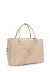 Beige taška přes rameno s dvojitými horními uchy a nastavitelným popruhem. Vyrobena z texturovaného materiálu, obsahuje zipové zavírání a vnější kapsy.