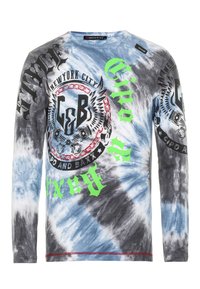 Langarm-Tie-Dye-Shirt in Blau und Grau, mit auffälligen schwarzen und neongrünen Grafiken, einschließlich Logos und Text, sowie einem roten Akzent am Saum.