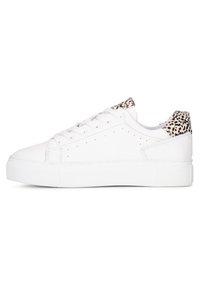 Zapatillas blancas con una parte superior de cuero texturizado, que presenta un acento de estampado de leopardo en el talón, punta redonda y suela plana de goma.