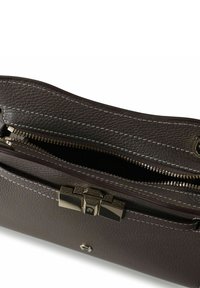 Braune Ledertexturtasche mit metallischem Verschluss und Reißverschlussdetail. Verfügt über kontrastierende Nähte entlang der Kanten, die ihr Design hervorheben.