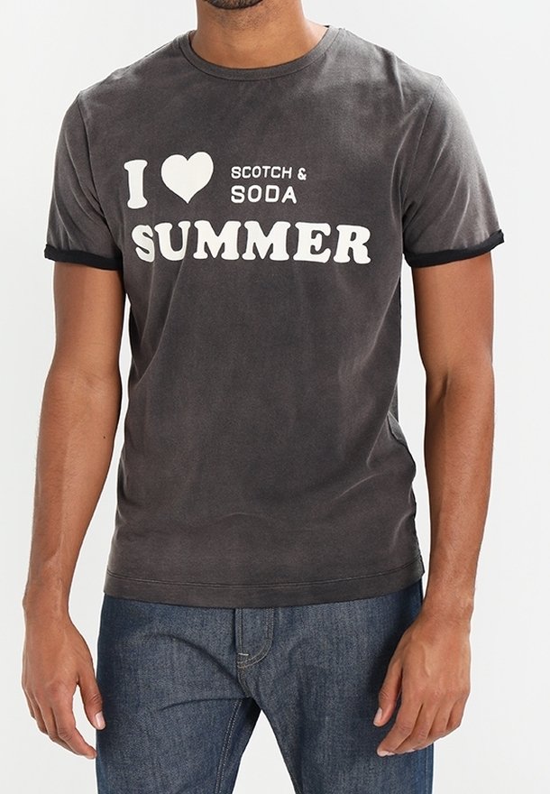 Grå bomulls t-shirt med korta ärmar, svart kant och vit tryckt text som lyder "I ❤️ SCOTCH & SODA SUMMER." Klassisk design med rund hals.
