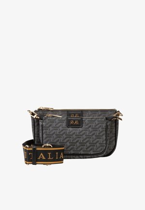 Deux sacs bandoulière zippés gris à motif avec logos et éléments dorés, présentés avec une bandoulière noire et dorée amovible portant l'inscription « ITALIA ».