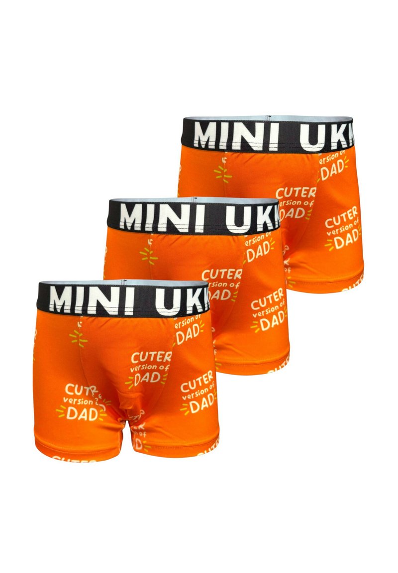 Boxer shorts arancioni con elastico nero su cui sono stampati in bianco e giallo la scritta "MINI UK" e "VERSIONE PIÙ CARINA DI PAPÀ?". Set di tre.