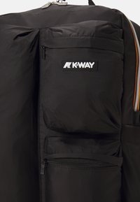 Zaino imbottito nero con numerose tasche con cerniera, logo K-Way e dettagli delle cerniere in contrasto. Realizzato in tessuto leggero e resistente.