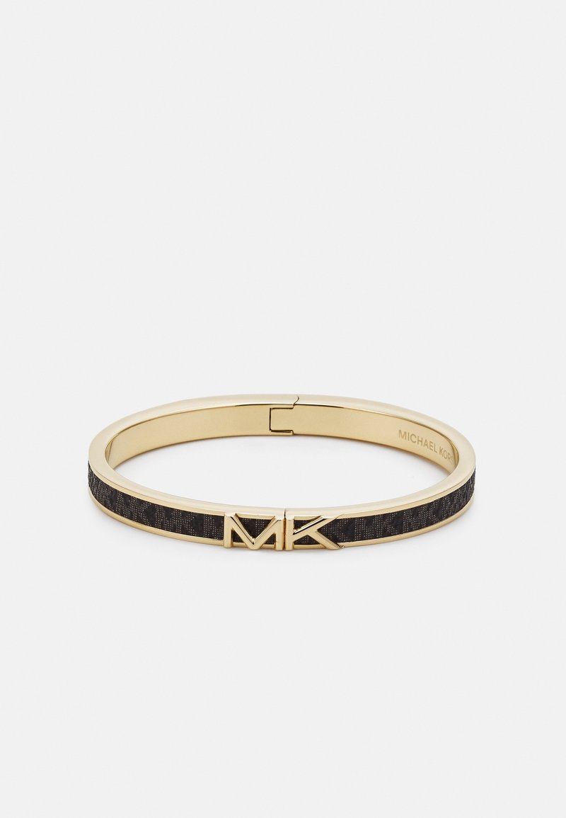 Bracelet jonc en or avec incrustation sombre à motif et fermoir logo "MK" en or sur fond blanc.