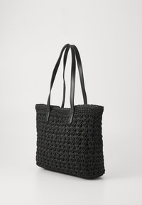 Czarna torba na ramię z plecioną teksturą, ozdobiona plecionymi detalami i gładkimi skórzanymi ramiączkami. Jej prostokątny kształt zwiększa pojemność.