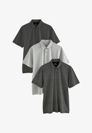 Tre polo skjortor: svart och vit prickig mönster, ljusgrå och svart rutmönster. Korta ärmar, kragsdesign, texturerad tyg.
