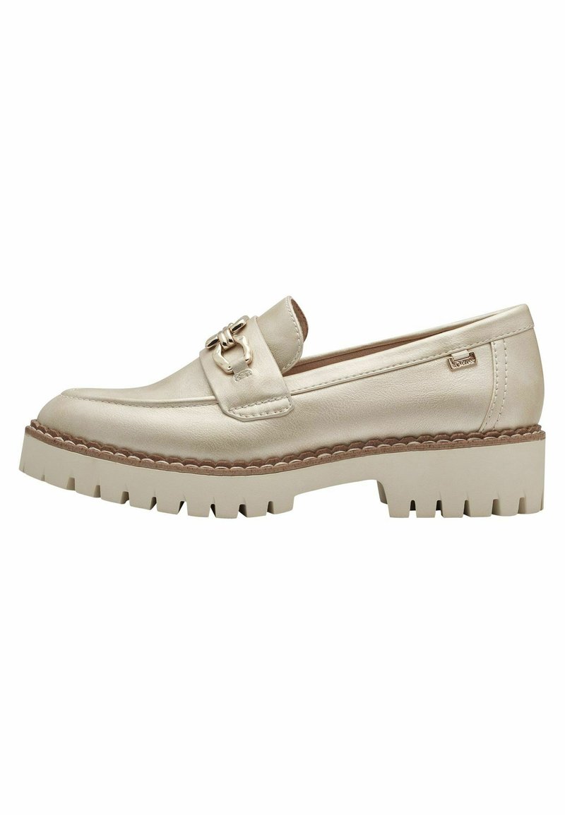 Beige Lederloafer mit goldfarbener Hardware-Akzent, ausgestattet mit einer dicken, robusten Sohle und detaillierter Stickerei entlang der oberen Kante.