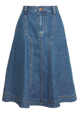 Jupe en jean bleue en ligne A avec fermeture à boutons sur le devant, passants de ceinture et coutures visibles verticales et courbées.