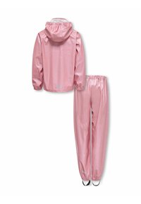 Veste de pluie imperméable rose avec capuche et pantalon de pluie assorti à taille élastique avec lanières aux pieds, vue de dos.