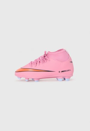 Crampons de football Nike Mercurial rose avec un swoosh orange et noir, design à lacets et semelle à crampons sur fond blanc.