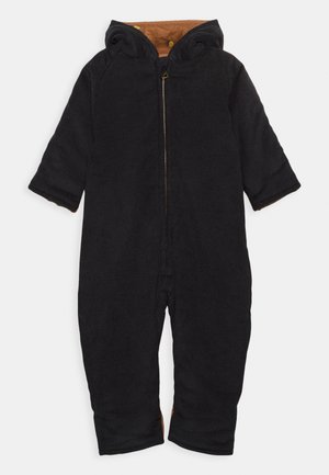 Sort babyheldragt med hætte, frontlynlås og brunt for med knapper indeni hætten.