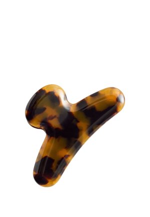 Hårklemme med skildpaddepantermønster, tre tænder, afrundede kanter og blank finish på hvid baggrund.