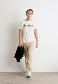 Barbour LOGO TEE - Triko s potiskem - whisper white
