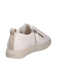 Sneaker bianco in pelle con accenti beige, punta rotonda, suola testurizzata, zip decorativa e un tab di estrazione sul tallone per una facile calzata.