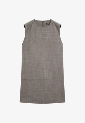 Robe grise sans manches avec un col rond, texture subtile et silhouette droite. Présente une fermeture éclair au dos et des coutures minimales.