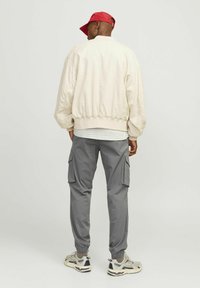 Jack & Jones JPSTKANE JJNOAH  szary