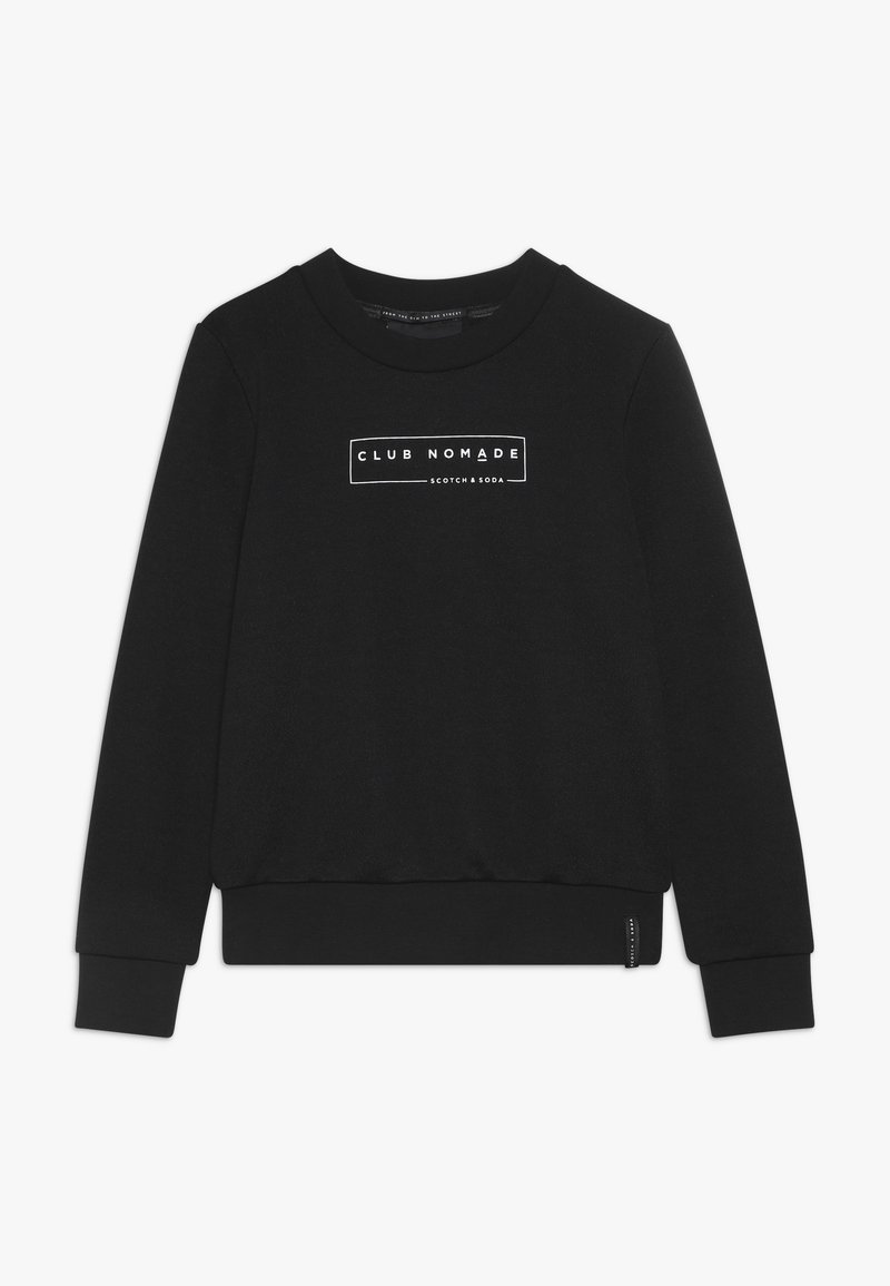 Czarny sweatshirt wykonany z teksturowanej tkaniny, z okrągłym dekoltem, długimi rękawami i białym prostokątnym logo na klatce piersiowej.