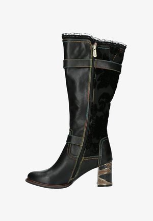 Bottes noires en cuir montantes avec un accent en tissu texturé noir, des coutures colorées et un talon à motif. Elles sont dotées d'une fermeture éclair sur le côté.
