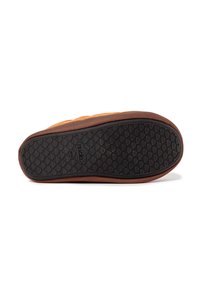Suela de goma marrón con un patrón de agarre texturizado, acentuada por un perfil lateral color topo y un borde superior liso. Diseño durable y flexible.