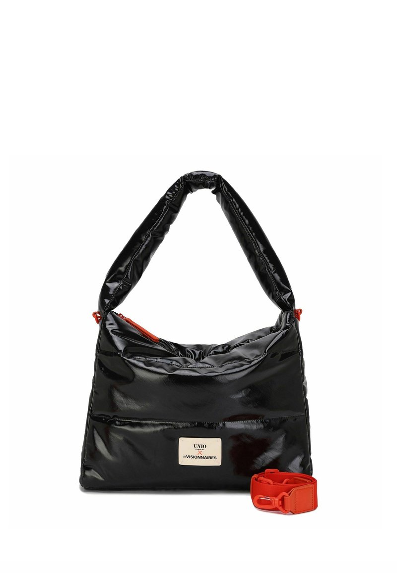 Bolso negro brillante con textura suave y acolchada, con asa acolchada, detalles de cremallera en rojo y una correa roja desmontable. Placa con el logo en el frente.