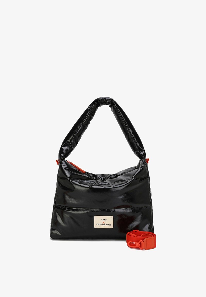 Bolso negro brillante con textura suave y acolchada, con asa acolchada, detalles de cremallera en rojo y una correa roja desmontable. Placa con el logo en el frente.