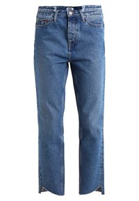 Blå denimjeans med rak benskärning, rå fåll vid ankeln, femficksstil och knappstängning vid midjan.