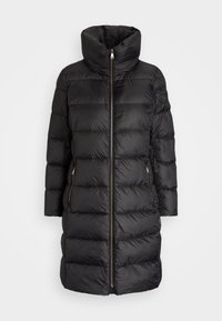 Svart puffjacka med hög krage, med dragkedja fram och två dragkedjefickor på sidorna. Tyget har en slät, glänsande yta.