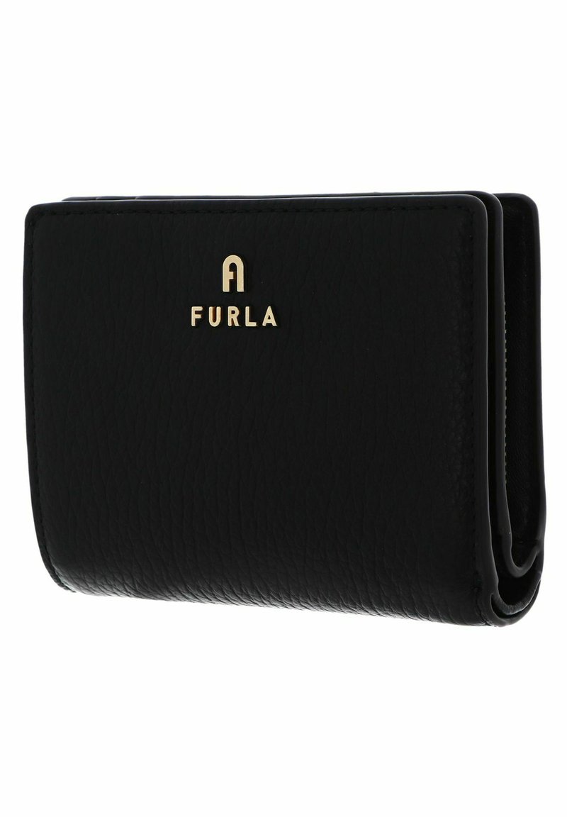 Portefeuille en cuir noir avec finition texturée, logo "FURLA" doré, design compacts et bords repliés mettant en valeur des accessoires élégants.