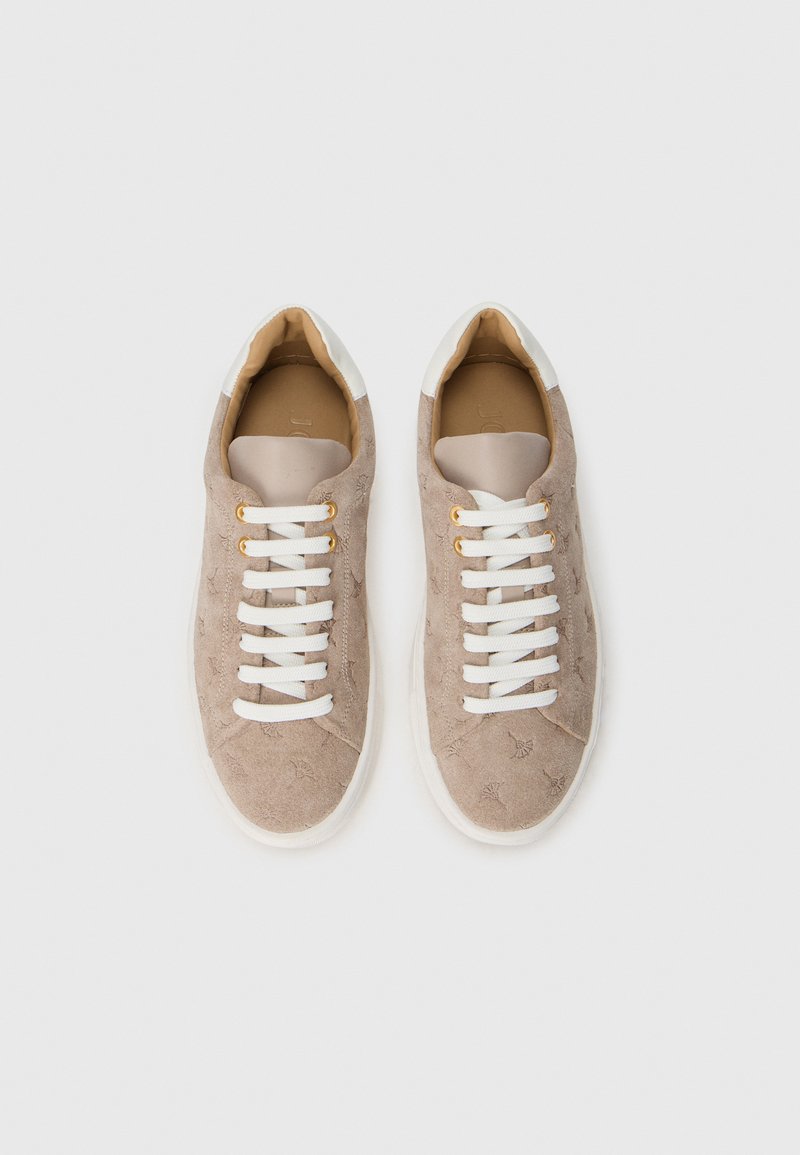 Beige Wildledersneaker mit weißen Schnürsenkeln und Lederakzenten; die strukturierte Oberseite weist ein dezentes Muster auf; solide Gummisohlen.