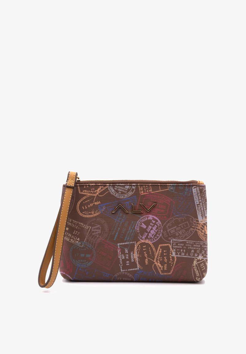 Bolso de mano con cremallera de color marrón con diversos diseños de sellos temáticos de viaje en varios colores. Presenta una correa para la muñeca de color beige y un acento de logo en tono dorado.