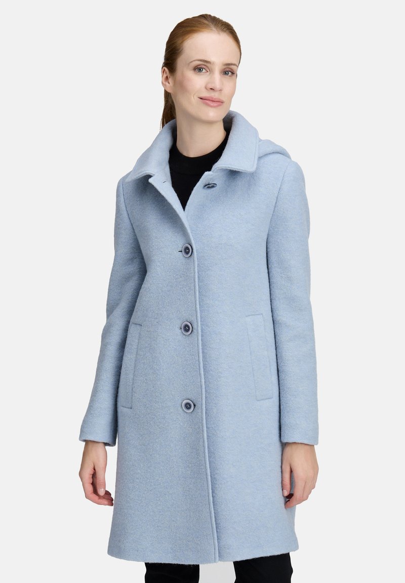 Cappotto in lana azzurro chiaro con colletto a punta, cinque bottoni frontali, tasche laterali e una finitura leggermente strutturata.