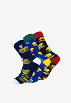 Tre farverige sokker med madmønstre: burgere med en lille figur, pomfritter og drikkevarer samt gentagne burgere på sort, blå og marineblå baggrund.