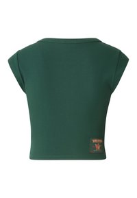 Zelený žebrovaný crop top s polo límečkem, krátkými rukávy a malou nášivkou s logem na levé straně. Materiál vypadá měkký a texturovaný.
