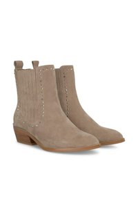 Beżowe zamszowe botki za kostkę z boczną linią srebrnych ćwieków, żeberkowymi akcentami oraz niskim, złożonym drewnianym obcasem.