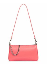 Borsa a tracolla in pelle rosa con una lunga tracolla regolabile. Presenta un dettaglio in catena argentata. Forma rettangolare con una texture liscia. Chiusura con zip.
