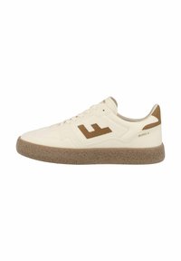 Sneakers in pelle color crema con suola in gomma marrone texturizzata. Include un accento del logo marrone e dettagli di cucitura sottili sulla superficie superiore.