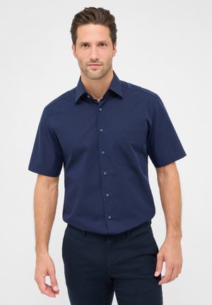 Dunkelmarineblaues kurzärmeliges Hemd mit Knopfleiste und einer einzelnen Brusttasche, verziert mit hellblauen Knöpfen und einem glatten, strukturierten Stoff.