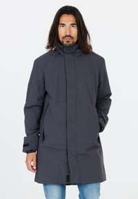 Donkergrijze lange jas met een hoge kraag, een ritssluiting aan de voorkant en zijzakken. Gemaakt van gladde stof met een minimalistisch ontwerp.