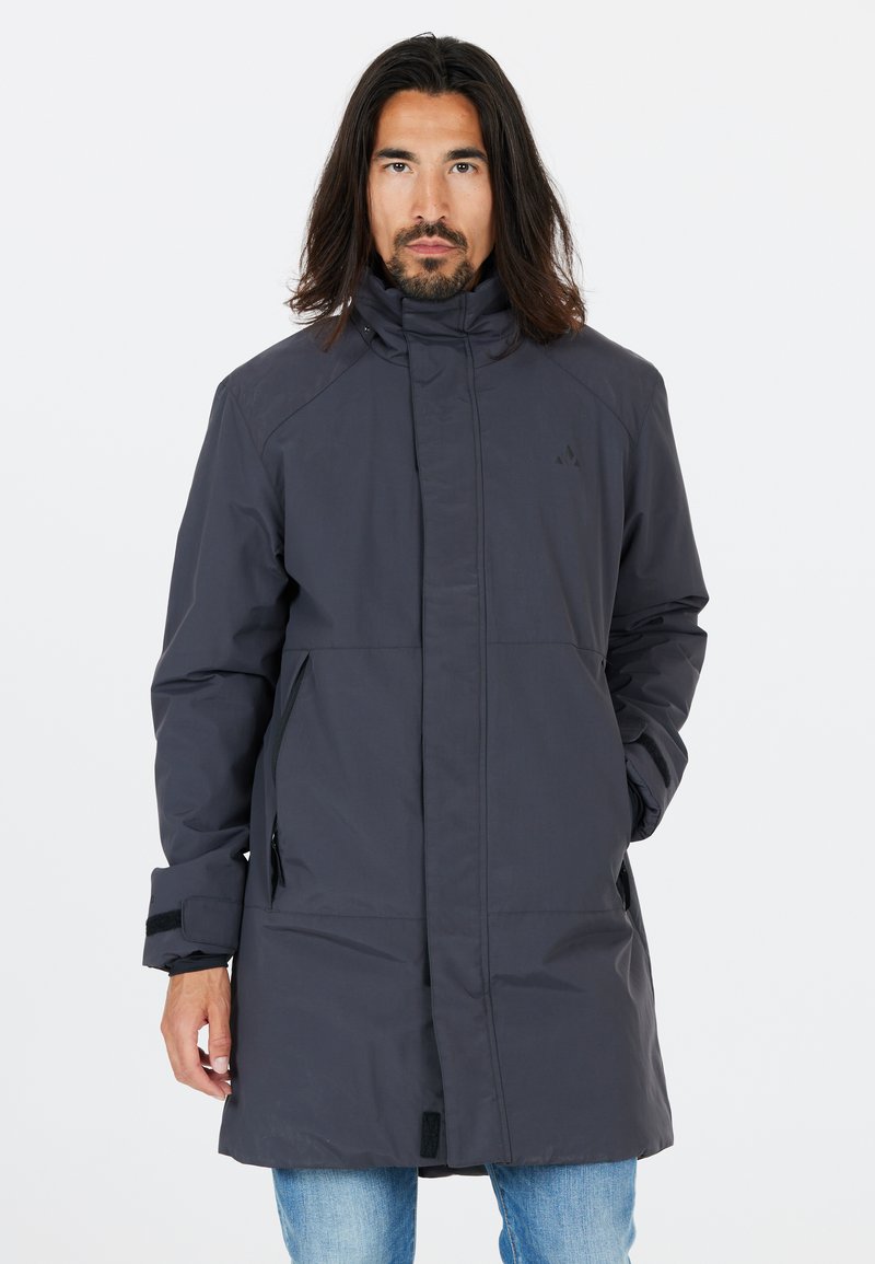 Mørkegrå, lang jakke med høj krave, lynlås foran og sidelommer. Lavet af glat stof med et minimalistisk design.