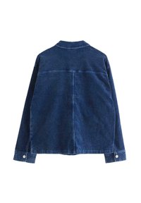 Tmavě modrá manšestrová bunda zobrazená zezadu s dlouhými rukávy a zapnutými knoflíkovými manžetami na bílém pozadí.